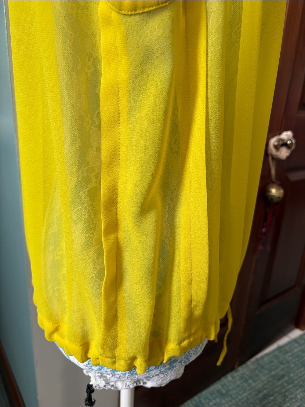 See by Chloé Top mostly sheer bright mustard yellow
Cropped/drawstring hem - Picture 7 of 12